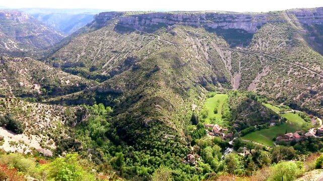Vall&eacute;e de la rivi&egrave;re Vis et un m&eacute;andre ass&eacute;ch&eacute;. Navacelles, H&eacute;rault, France.