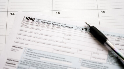 Obraz premium Form 1040 for us individual income tax return for the year 2025, with a pen resting on a calendar page