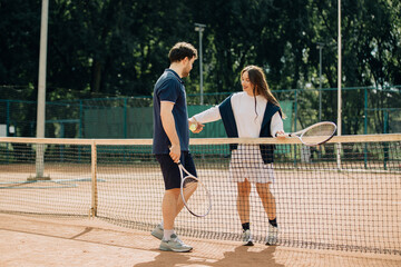 Obraz premium Young couple discussing strategy on tennis court