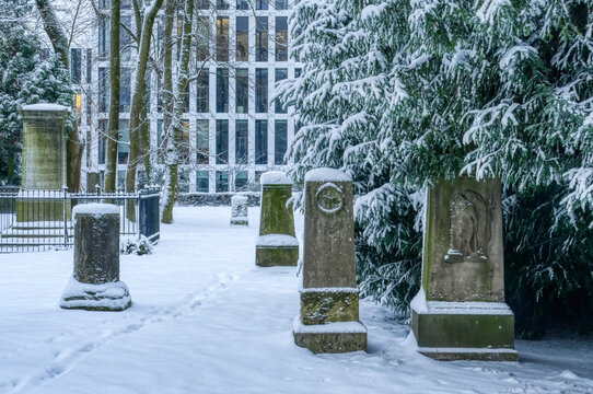Verschneiter historischer Friedhof und Grabsteine in D&uuml;sseldorf Golzheim