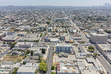 Obraz premium Los Angeles, California – June 29, 2024: Aerial Drone Los Angeles Koreatown City View Photo toward Western Ave, Beverly Blvd with House, Home, Town, Street, Road, Cityscape, Townhouse, Townhome, Shops