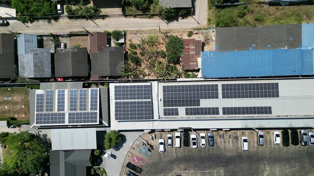 태국 편의점 지붕에 설치된 친환경 에너지 생산을 위한 태양광 솔라 패널 드론 항공 촬영
