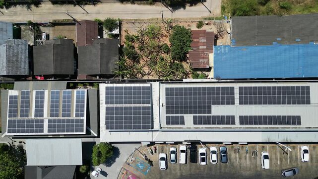 태국 편의점 지붕에 설치된 친환경 에너지 생산을 위한 태양광 솔라 패널 드론 항공 촬영
