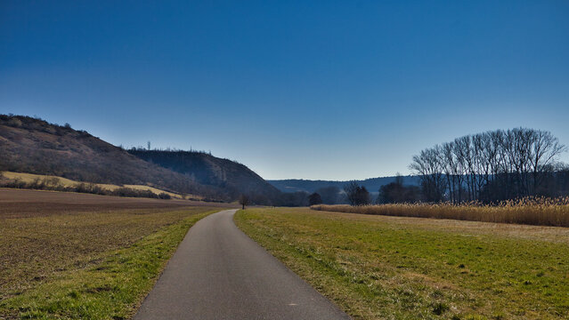 Idyllischer Unstrutradweg mit Blick auf die Landschaft und Wohnh&auml;user bei strahlend blauem Himmel, zwischen Freyburg und Laucha, Burgenlandkreis, Sachsen-Anhalt, Deutschland