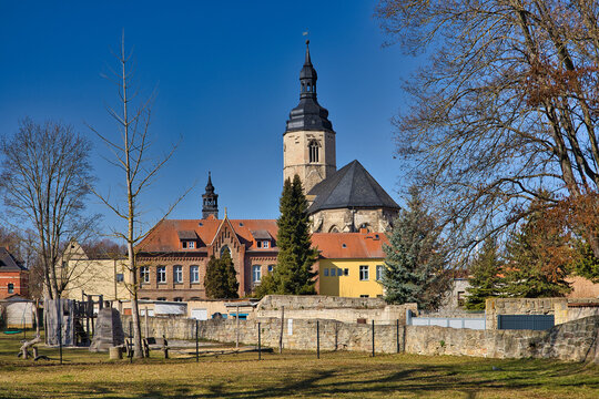 Fernansicht der Stadtkirche St. Marien mit markantem Kirchturm &uuml;ber der historischen Stadtmauer am Unstrutradweg, Laucha an der Unstrut, Burgenlandkreis, Sachsen-Anhalt, Deutschland