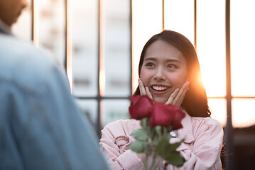 Obraz premium On Valentine's Day, young couples give each other red roses.