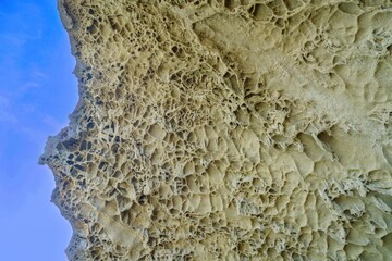 鬼ヶ城で見た長年の浸食によって作られた奇岩と澄み渡る青空