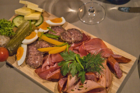 Traditionelle Fleischplatte mit Wurstspezialit&auml;ten, Ei und Beilagen im Restaurant des Weinberghotels Edelacker, Freyburg (Unstrut), Burgenlandkreis, Sachsen-Anhalt, Deutschland
