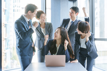 オフィスで働くガッツポーズのビジネスマンたち（複数人・多人数・集合）