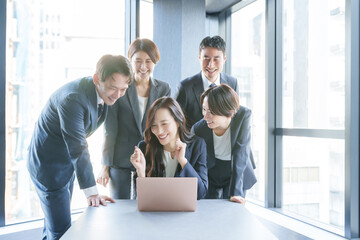 オフィスで働くガッツポーズのビジネスマンたち（複数人・多人数・集合）