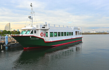 横浜の港に停泊する船