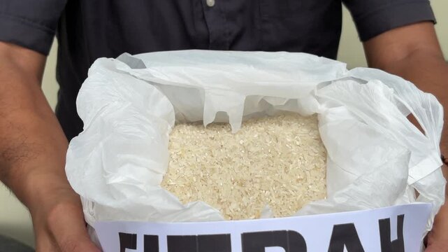 Video of the distribution of zakat fitrah after a month of fasting