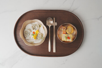 한국 설날 명절 떡국, 놋그릇에 담긴 설 떡국과 명절 전, 우드 트레이