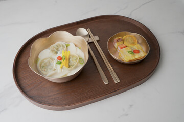 한국 설날 명절 떡국, 놋그릇에 담긴 설 떡국과 명절 전, 우드 트레이