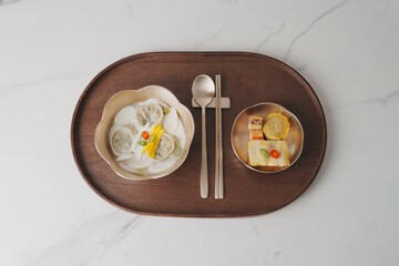 한국 설날 명절 떡국, 놋그릇에 담긴 설 떡국과 명절 전, 우드 트레이