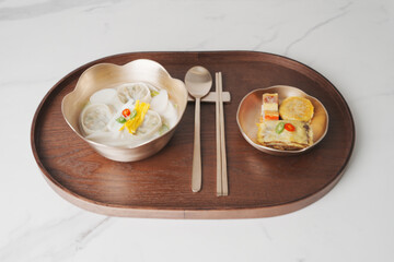 한국 설날 명절 떡국, 놋그릇에 담긴 설 떡국과 명절 전, 우드 트레이