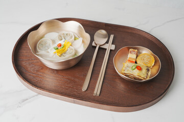 한국 설날 명절 떡국, 놋그릇에 담긴 설 떡국과 명절 전, 우드 트레이