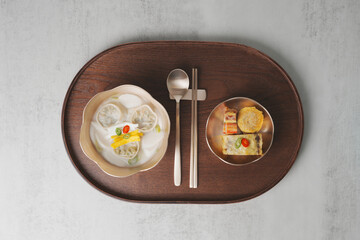 한국 설날 명절 떡국, 놋그릇에 담긴 설 떡국과 명절 전, 우드 트레이