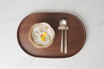 한국 설날 명절 떡국, 놋그릇에 담긴 설 떡국과 우드 트레이