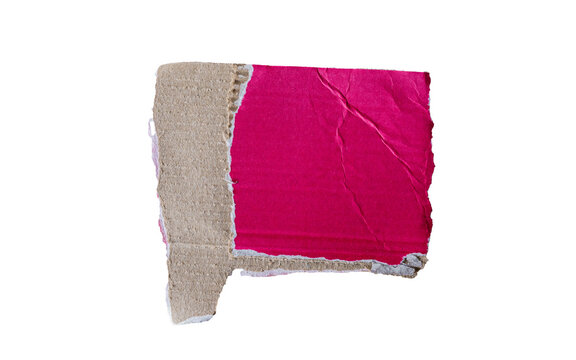 Papel rasgado rosa con capa de cart&oacute;n reciclado visible sobre fondo negro