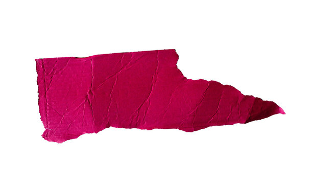 Fragmento de papel magenta rasgado con textura arrugada aislado sobre fondo negro