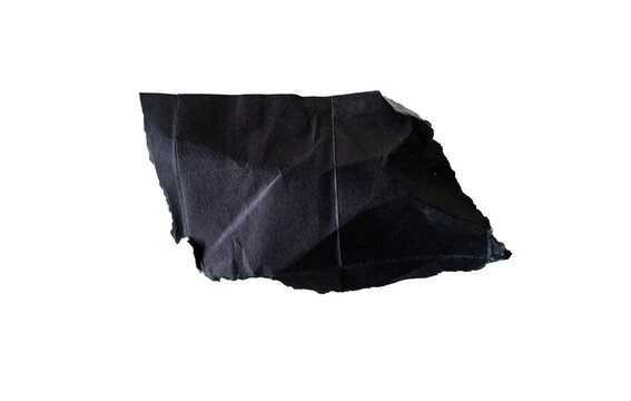 Fragmento de cuero negro con textura mate aislado sobre fondo negro en composici&oacute;n minimalista