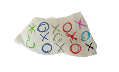 Papel rasgado con símbolos de juego tres en raya dibujados a mano en colores sobre fondo negro © Manuela