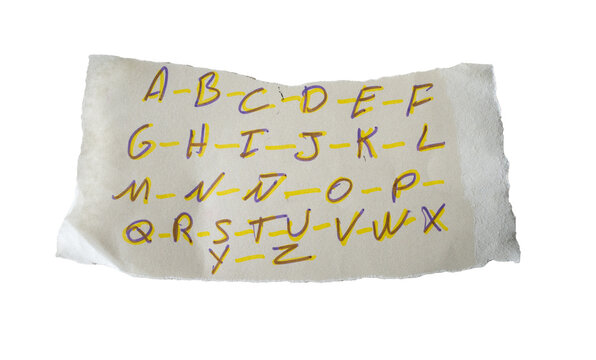 Abecedario escrito a mano sobre papel rasgado con guiones, concepto de educaci&oacute;n y aprendizaje