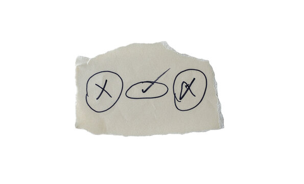 Papel rasgado con s&iacute;mbolos de correcto e incorrecto dibujados a mano, concepto de evaluaci&oacute;n y decisi&oacute;n