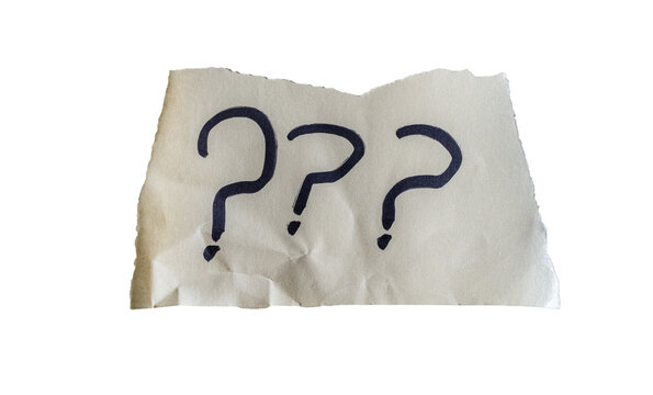 Fragmento de papel rasgado con signos de interrogaci&oacute;n sobre fondo negro, concepto de duda e incertidumbre