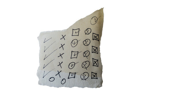 Papel rasgado con garabato de checklist y s&iacute;mbolos de evaluaci&oacute;n en tinta negra, aislado sobre fondo transparente