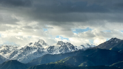 Obraz premium Almaty, Kazakhstan: view of the mountains and city