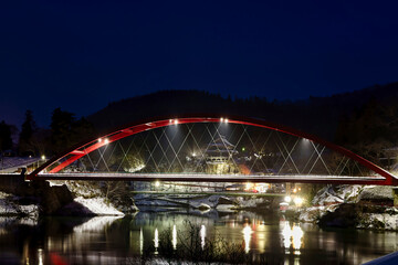 Obraz premium 夜の柳津瑞光寺橋と只見川沿いに佇む圓藏寺の風景／Night view of Zuikoji Bridge and Enzoji Temple along Tadami River