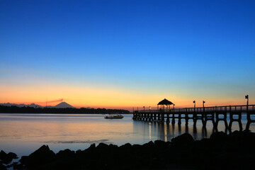 Fototapeta premium Sunset atmosphere on one of the beaches in Lombok with the backdrop of Mount Agung, Bali, Indonesia