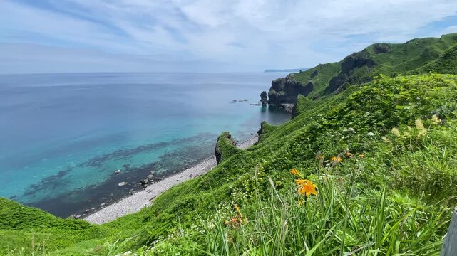 神威岬（かむいみさき）より望む積丹岬と積丹ブルーの海