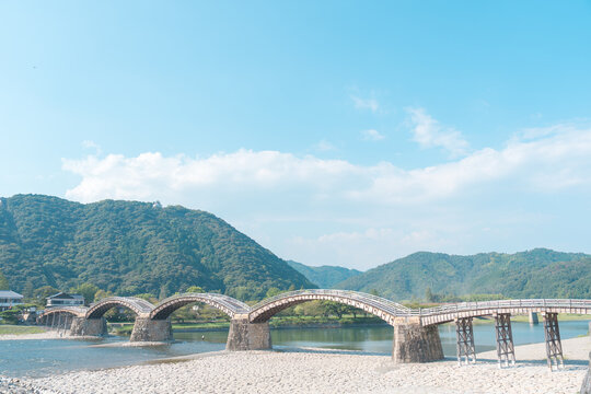 日本の山口県にある有名な建築物の錦帯橋と青空