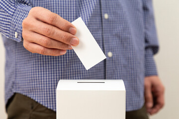 投票する男性の手元