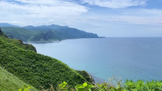 神威岬（かむいみさき）より望む積丹半島と積丹ブルーの海