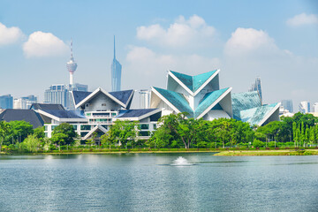 Obraz premium Awesome Kuala Lumpur skyline. Scenic lake and fountains