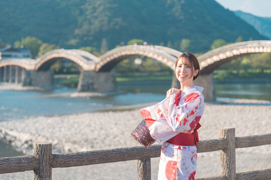 日本の山口県にある有名な建築物の錦帯橋と着物の浴衣を着た女性