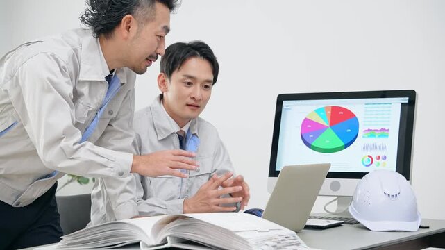 オフィスで会議する作業員のグループ