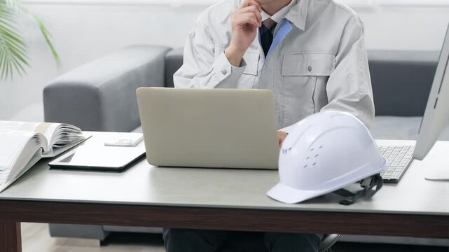 作業員、建設、オフィス、ノートパソコン、PC、DX、ヘルメット、工務店、工事、業者、画面、作業服、修理、点検、メンテナンス、検査、建築、内装、職人、エンジニア、技術者、大工、ビルメン、管理、下請け、請負、計画、コスト、売上、業績、会社員、サラリーマン、日本人、男性、ビジネス、ビジネスマン、人材、仕事、職場、働く、企業、IT、デジタルトランスフォーメーション、業務、事務、デスクワーク、考える、顔なし