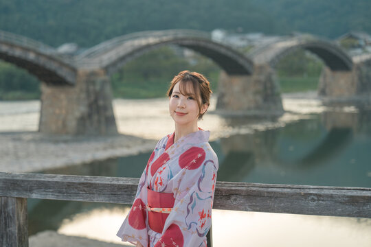 日本の山口県にある有名な建築物の錦帯橋と着物の浴衣を着た女性