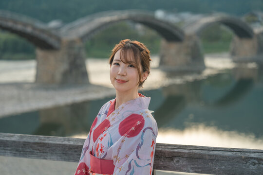 日本の山口県にある有名な建築物の錦帯橋と着物の浴衣を着た女性