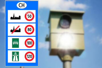 Eine Radarfalle im Form von einem Blitzer, Grenze zu Schweiz und eine Tafel mit den Informationen &uuml;ber die zul&auml;ssige Geschwindigkeiten auf schweizerischen Stra&szlig;en