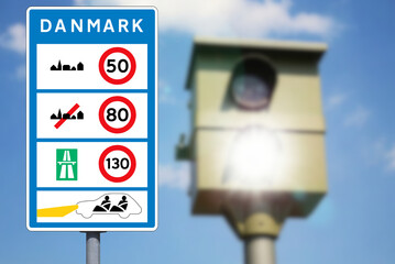 Eine Radarfalle im Form von einem Blitzer, Grenze zu D&auml;nemark und eine Tafel mit den Informationen &uuml;ber die zul&auml;ssige Geschwindigkeiten auf d&auml;nischen Stra&szlig;en
