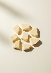 白背景に並んだホワイトチョコレートの塊（お菓子作り・素材・バレンタイン）