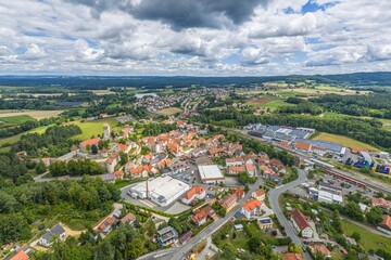Obraz premium Neuhaus an der Pegnitz am Südrand des Veldensteiner Forstes in Mittelfranken von oben