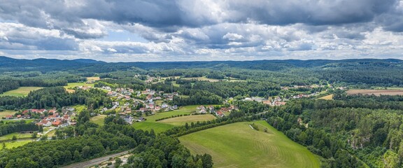 Obraz premium Ausblick auf das Tal der Pegnitz rund um die Marktgemeinde Neuhaus im Kreis Nürnberg Land