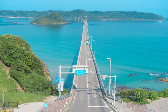 日本の山口県にある角島大橋と快晴の青空
